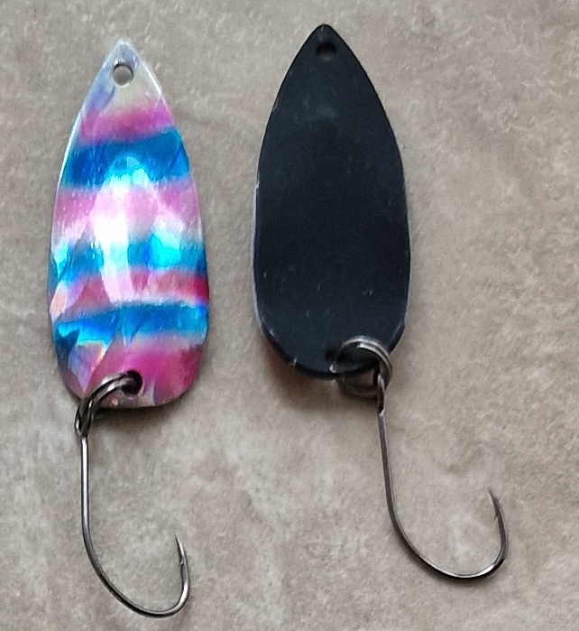 Abverkauf Forellenspoon mit 30 mm Länge und 2,75 Gramm in Perlmutt. UV-aktiv