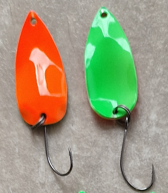 Abverkauf Forellenspoon mit 30 mm Länge und 2,75 Gramm in Orange-grün.UV-aktiv