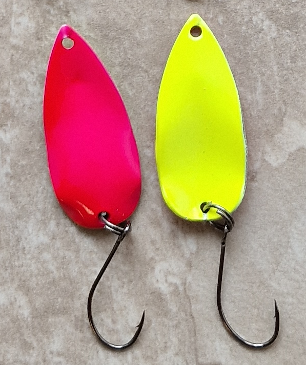 Abverkauf Forellenspoon mit 30 mm Länge und 2,75 Gramm in Violett-Gelb. UV-aktiv