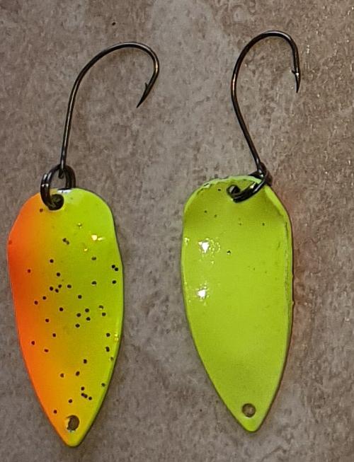 Gelb-orange mit gelb nachleuchtender Rückseite