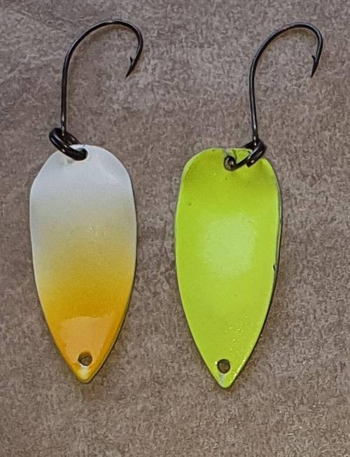 Weiß-orange mit gelb-nachleuchtendem Rücken