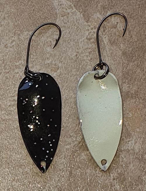 Schwarz mit weiß-nachleuchtender Rückseite