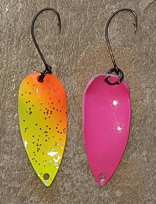 Gelb-orange mit pink-nachleuchtendem Rücken